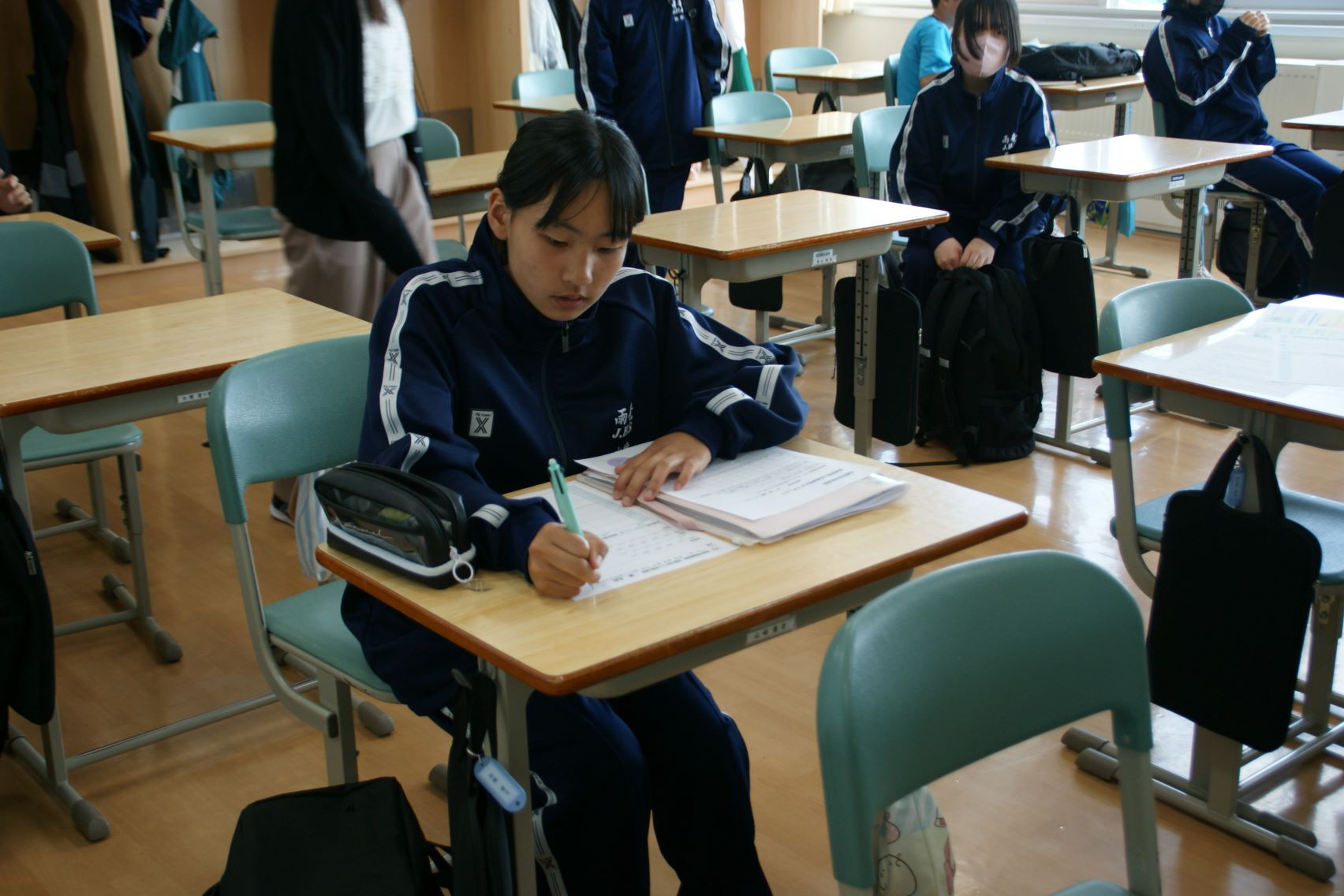 早速計画表に記入する1年生.JPG