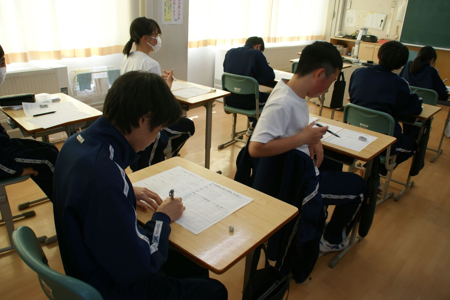 テスト計画表に記入する2年生.JPG