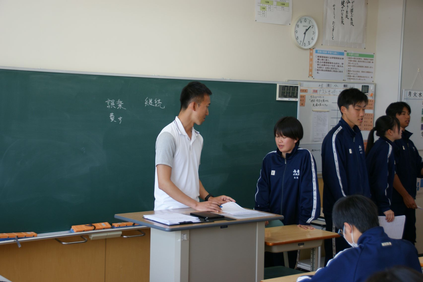 担任の厳しいチェックを受ける3年生.JPG