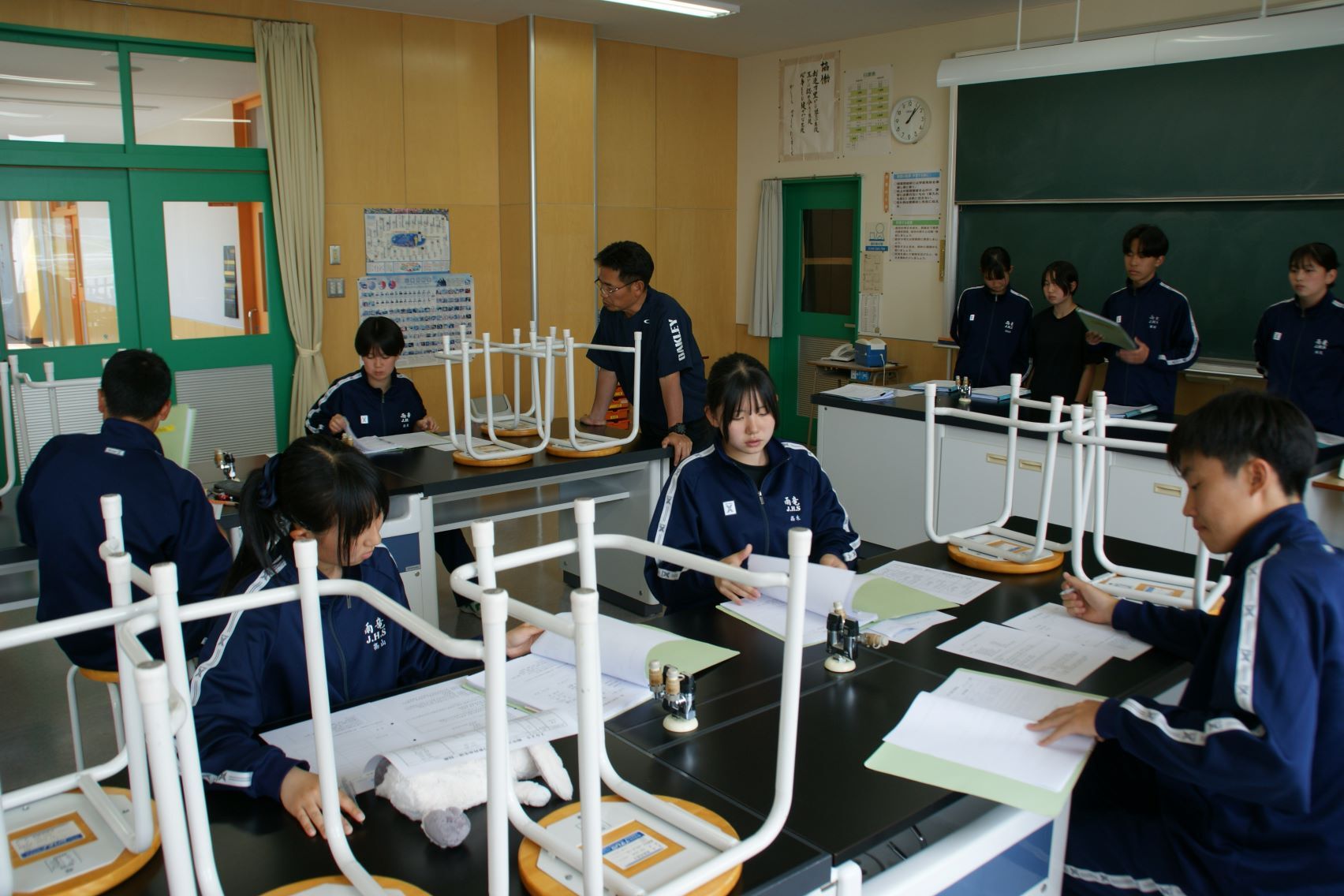 資料の確認をする実行委員長たち.JPG