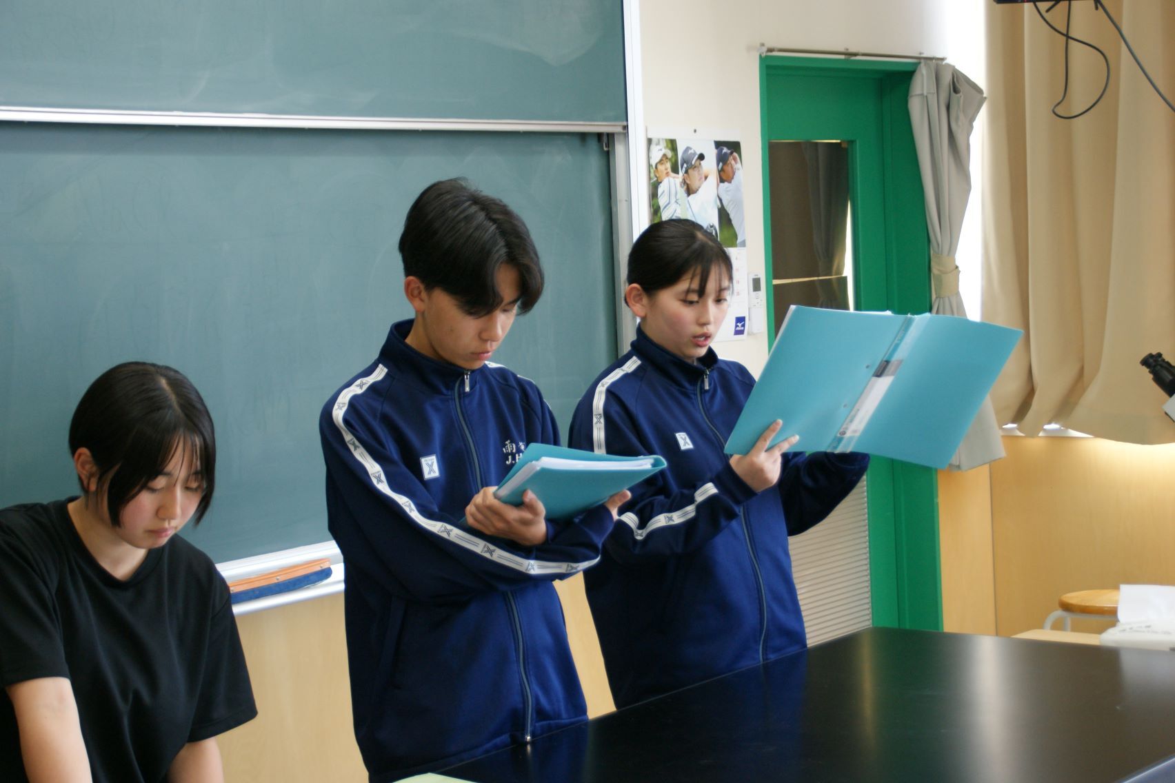 実行委員長に説明する生徒会書記長.JPG