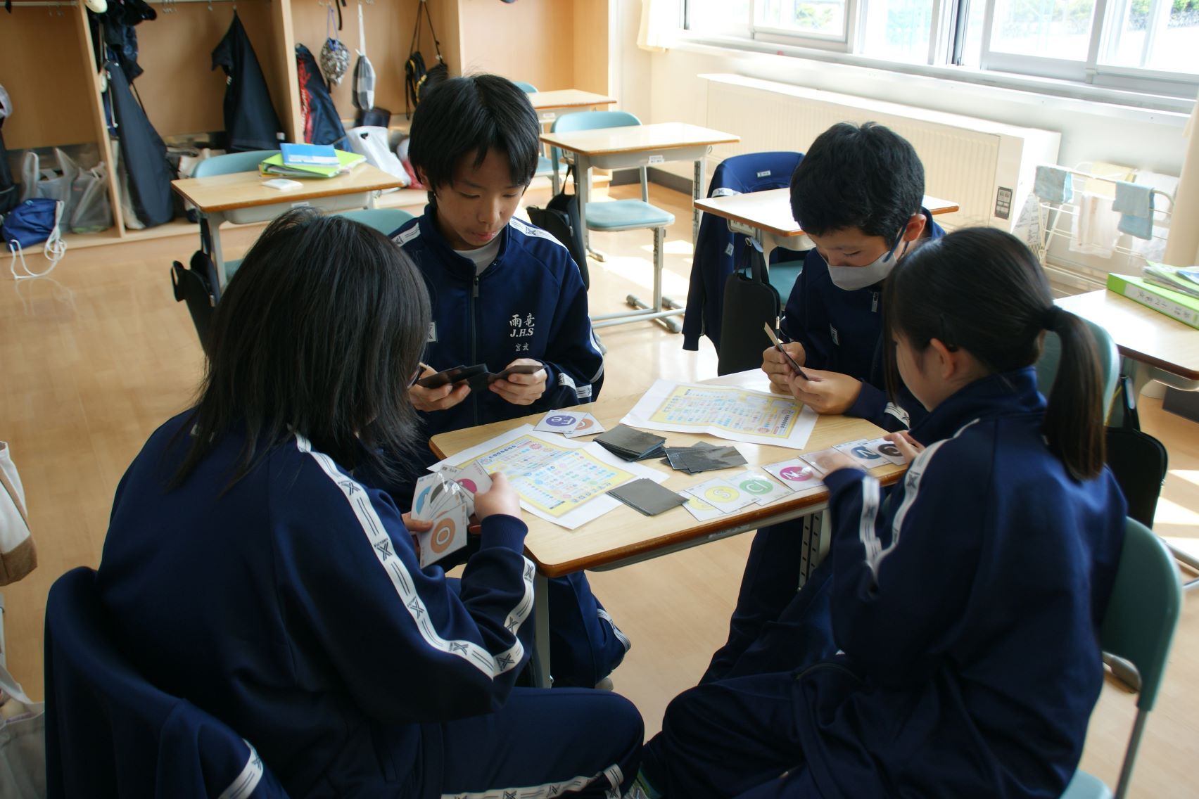 ガードゲームで勉強する2年生.JPG