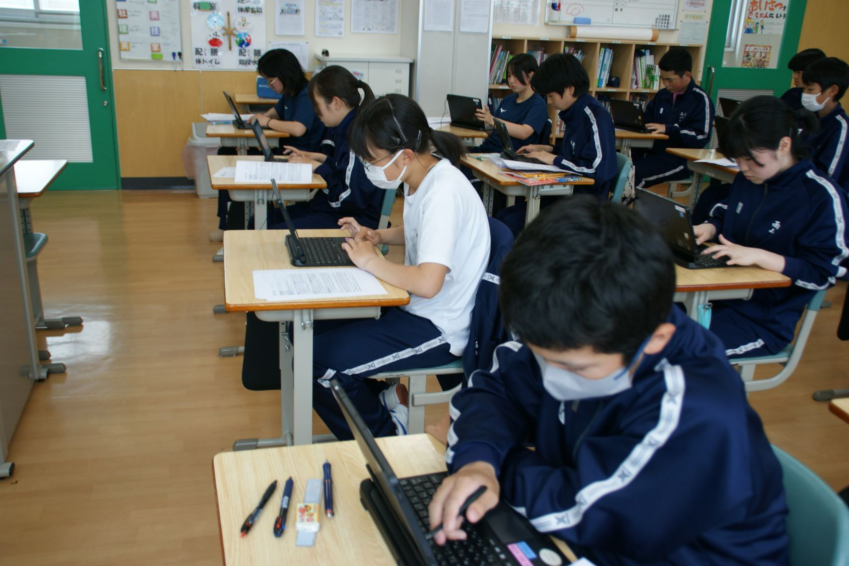 職場体験学習に向けて履歴書作成.JPG