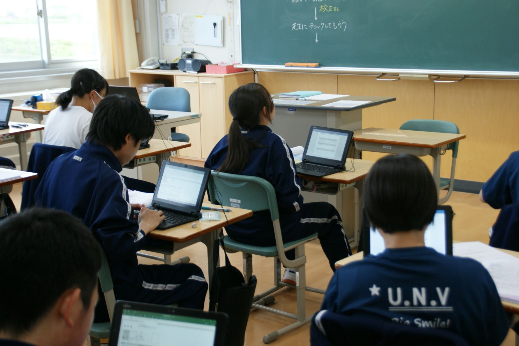 履歴書をタブレットで作成する2年生.JPG