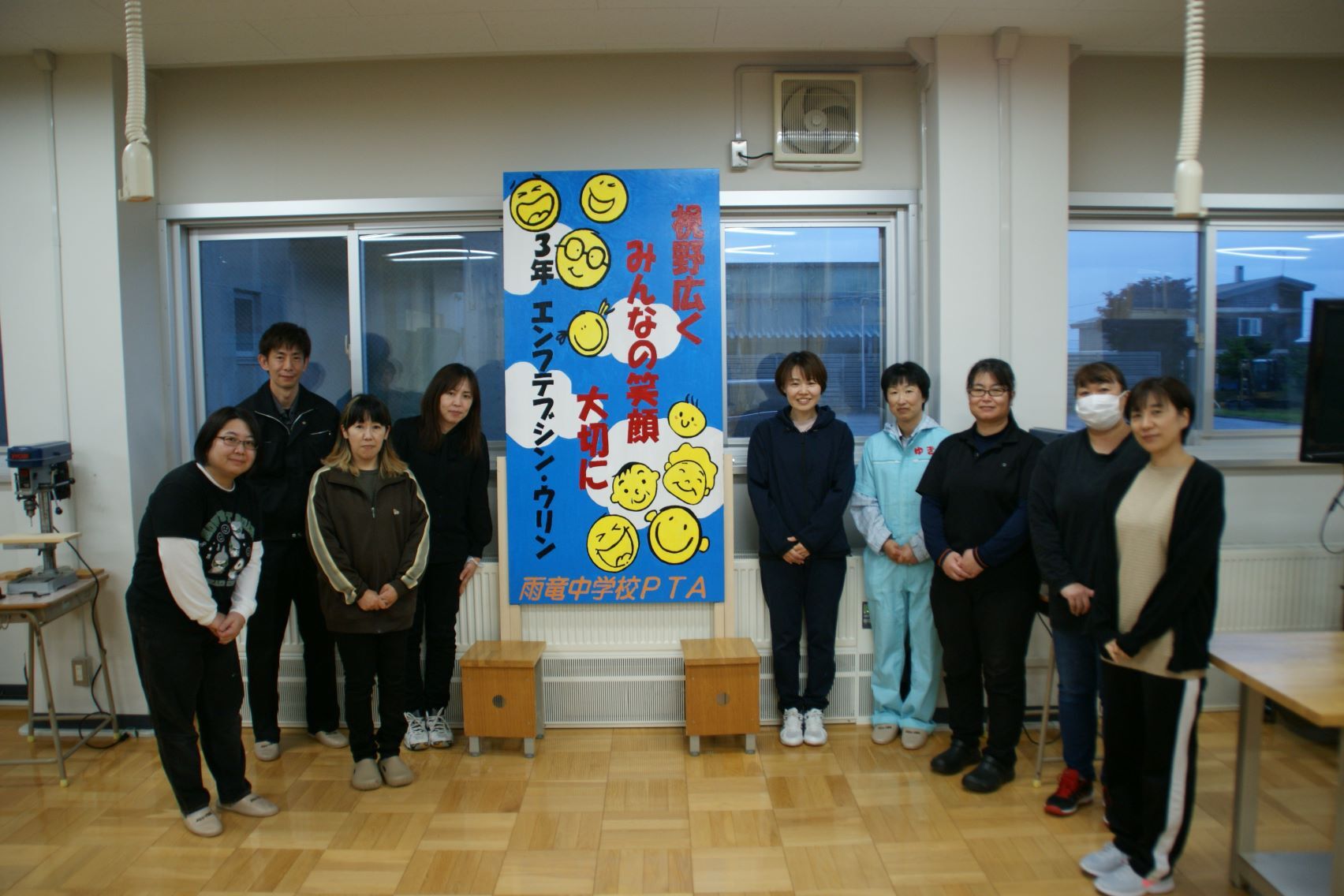 完成した看板とPTA生活委員の方々.JPG