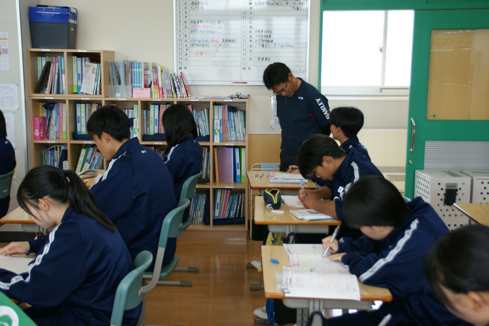 先生に質問している3年生.JPG