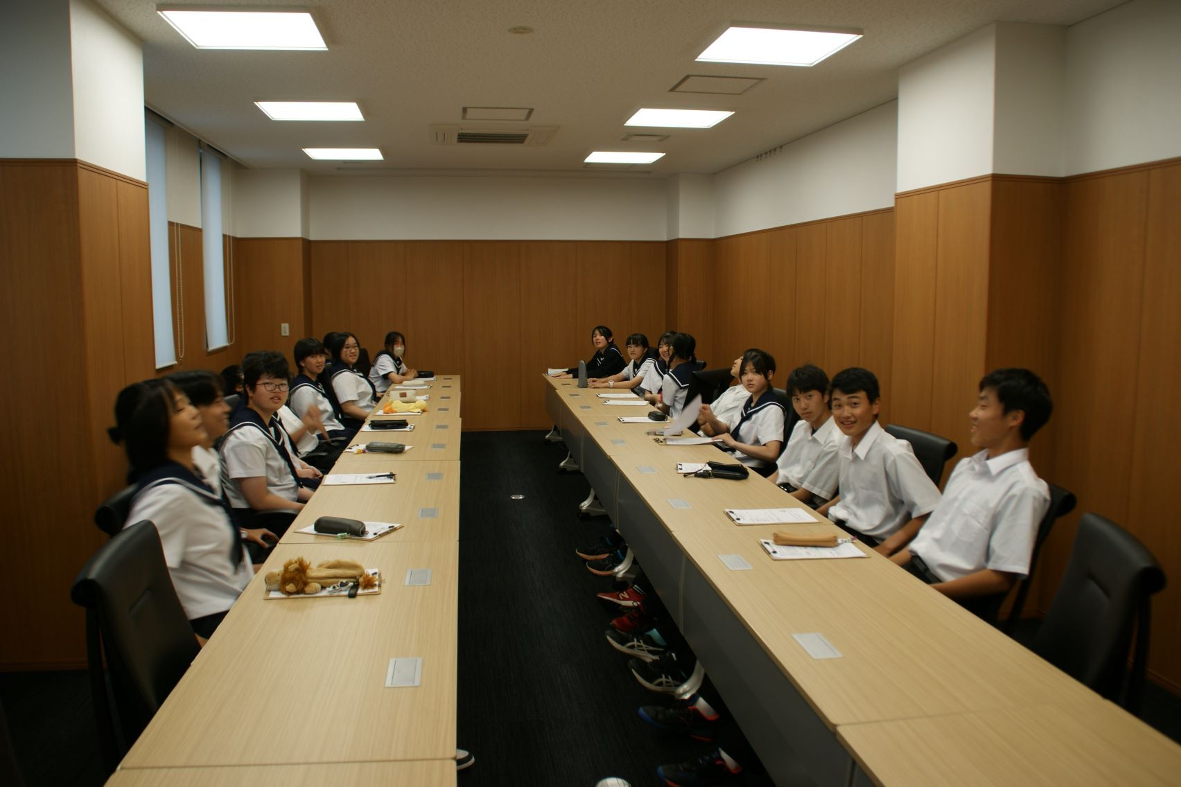 議会前に会議室ではしゃいでいた3年生.JPG