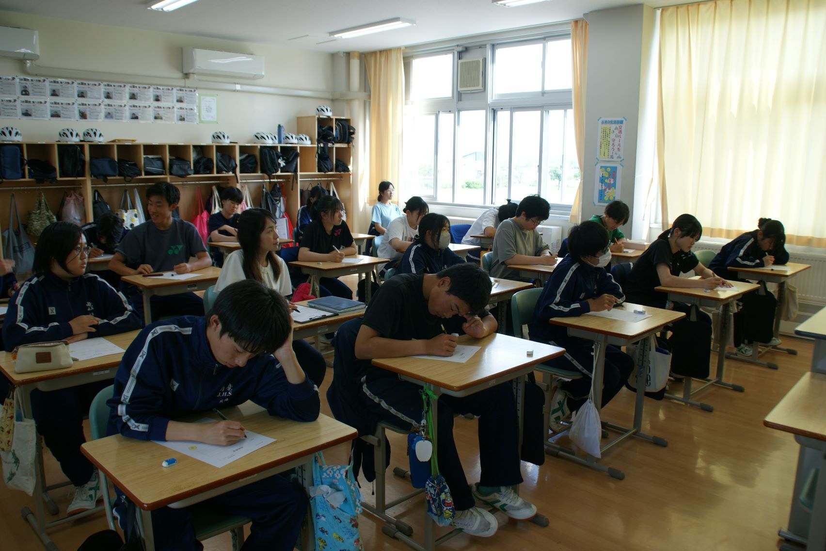 真剣に話を聞いてメモする3年生.JPG