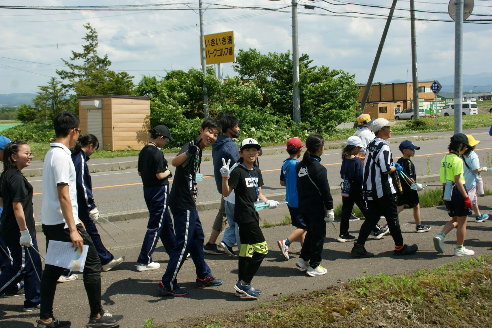 小中学生で仲良く活動.JPG