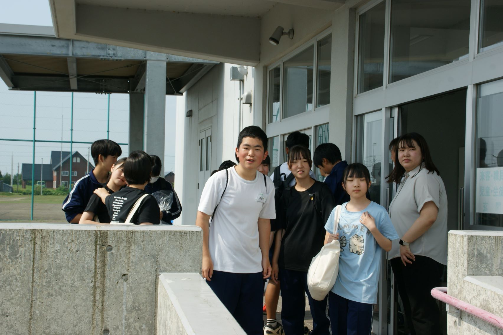 2年生職場体験学習へ出発.JPG