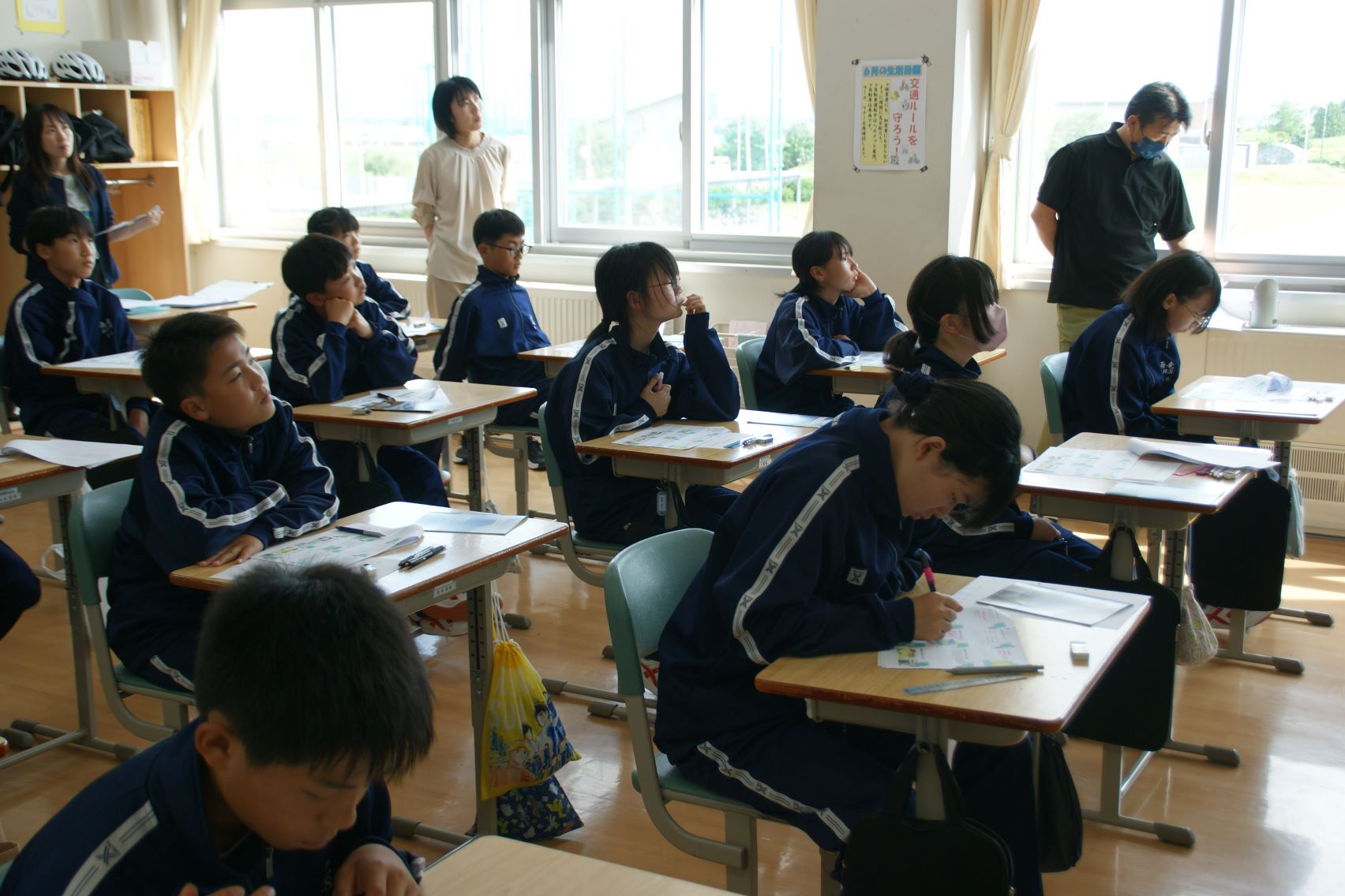 写真を興味深く見ている1年生.JPG
