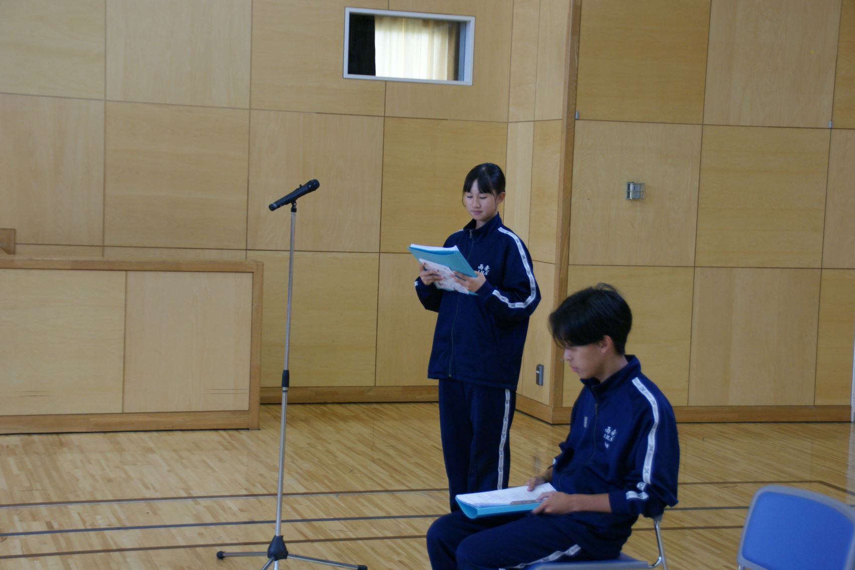 司会進行をする生徒会役員.JPG