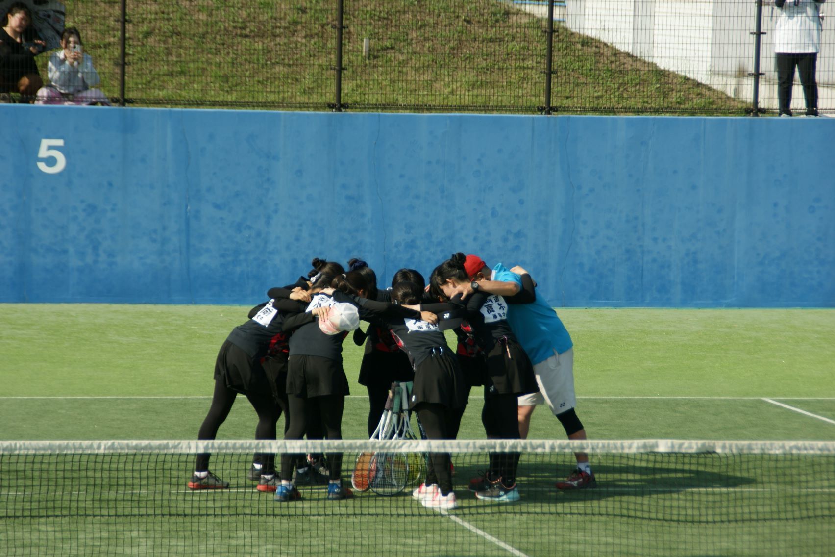 女子団体戦前の円陣.JPG