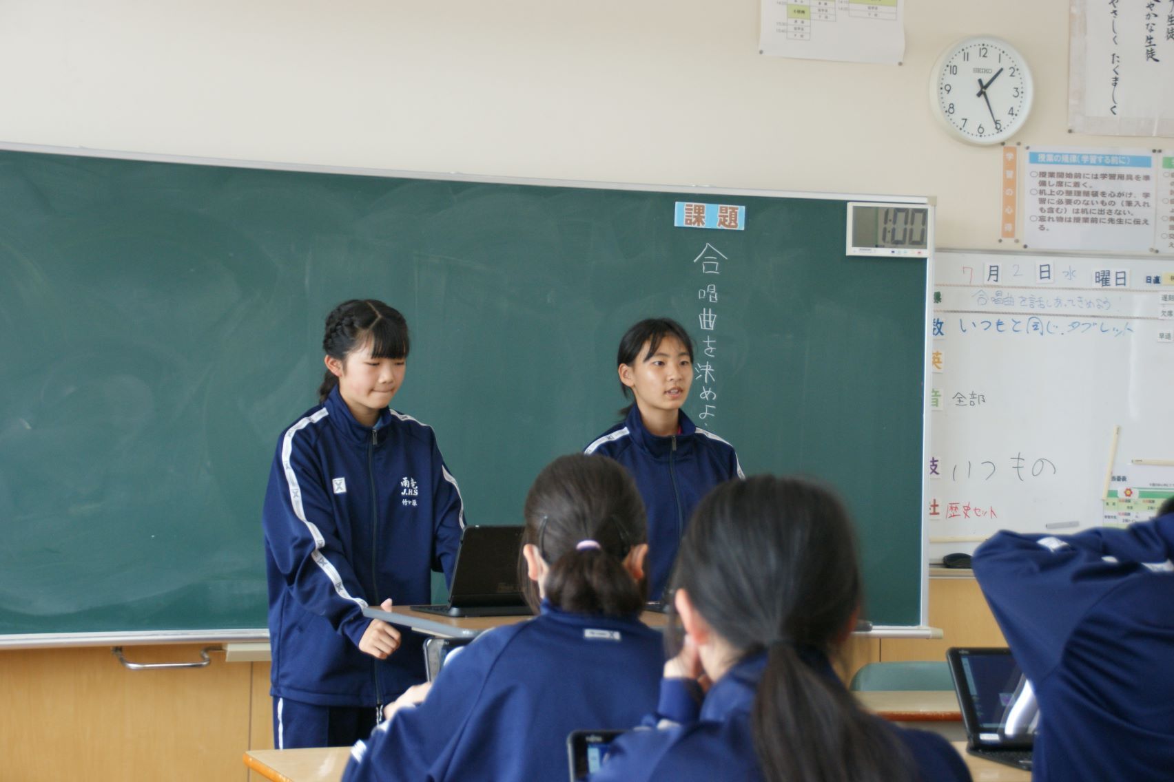 話し合いを進める合唱リーダー.JPG