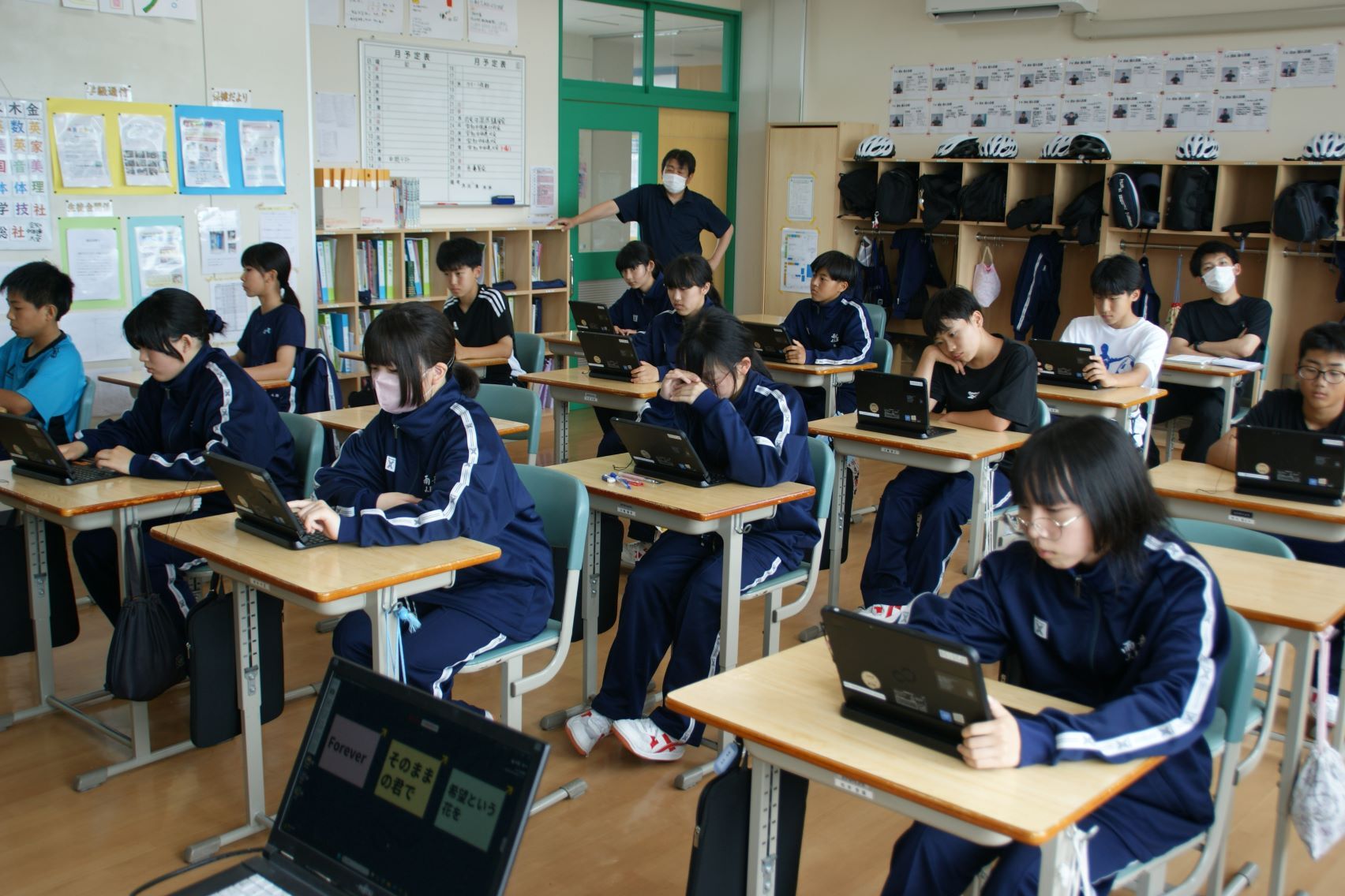 悩んで投票している1年生.JPG