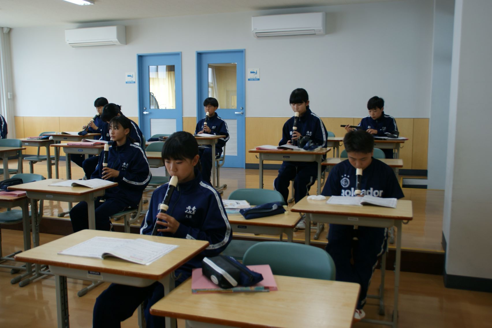 アルトリコーダーの練習をする1年生.JPG