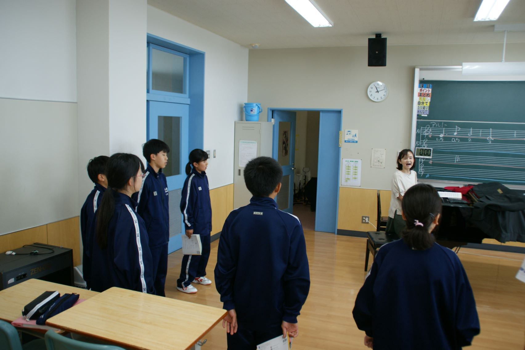 合唱練習する1年生.JPG