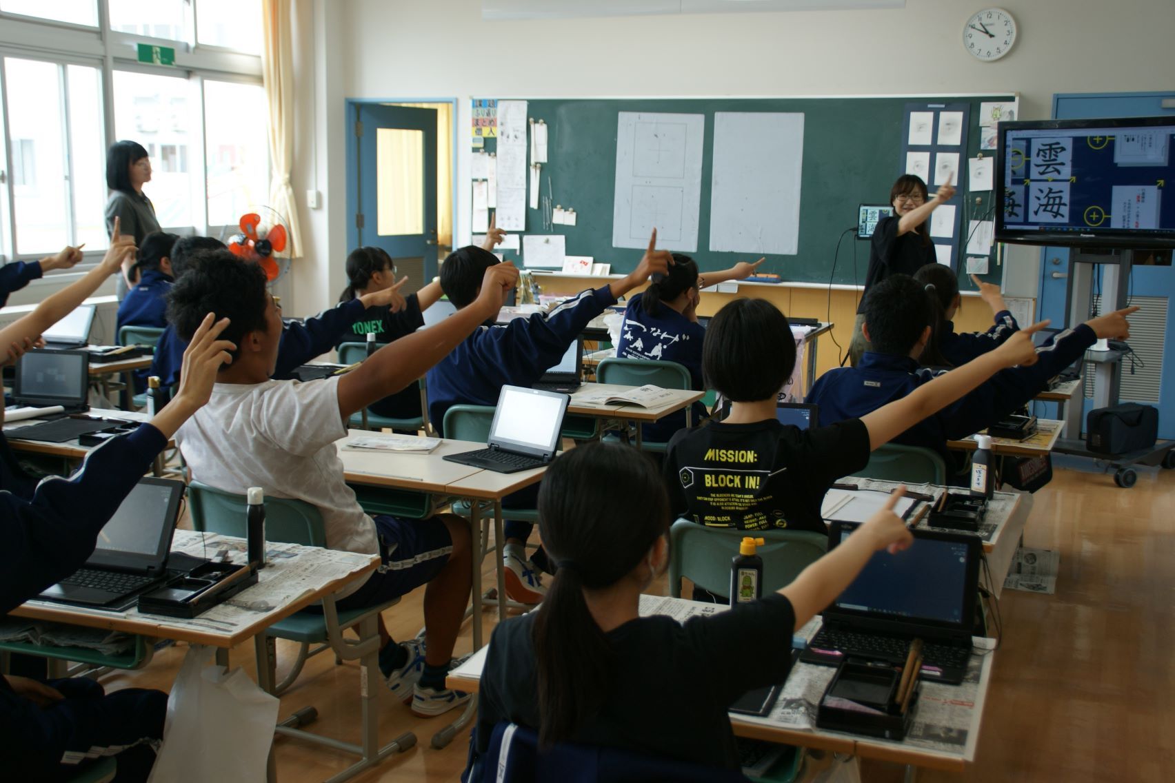 筆順を確認する2年生.JPG