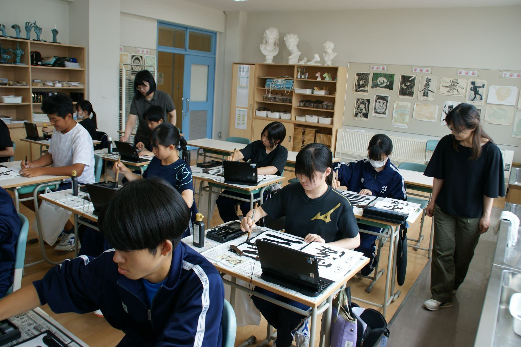 行書で書いている2年生.JPG