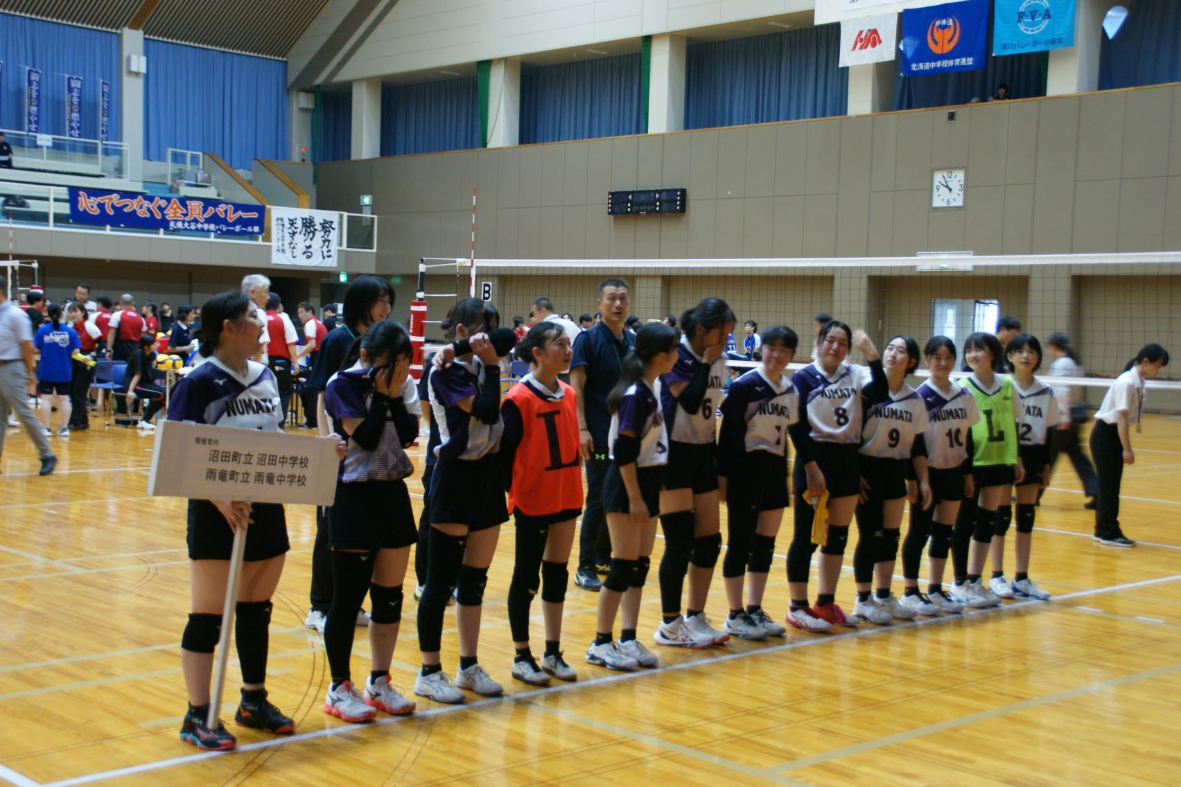 試合後に応援団に挨拶する選手たち.JPG