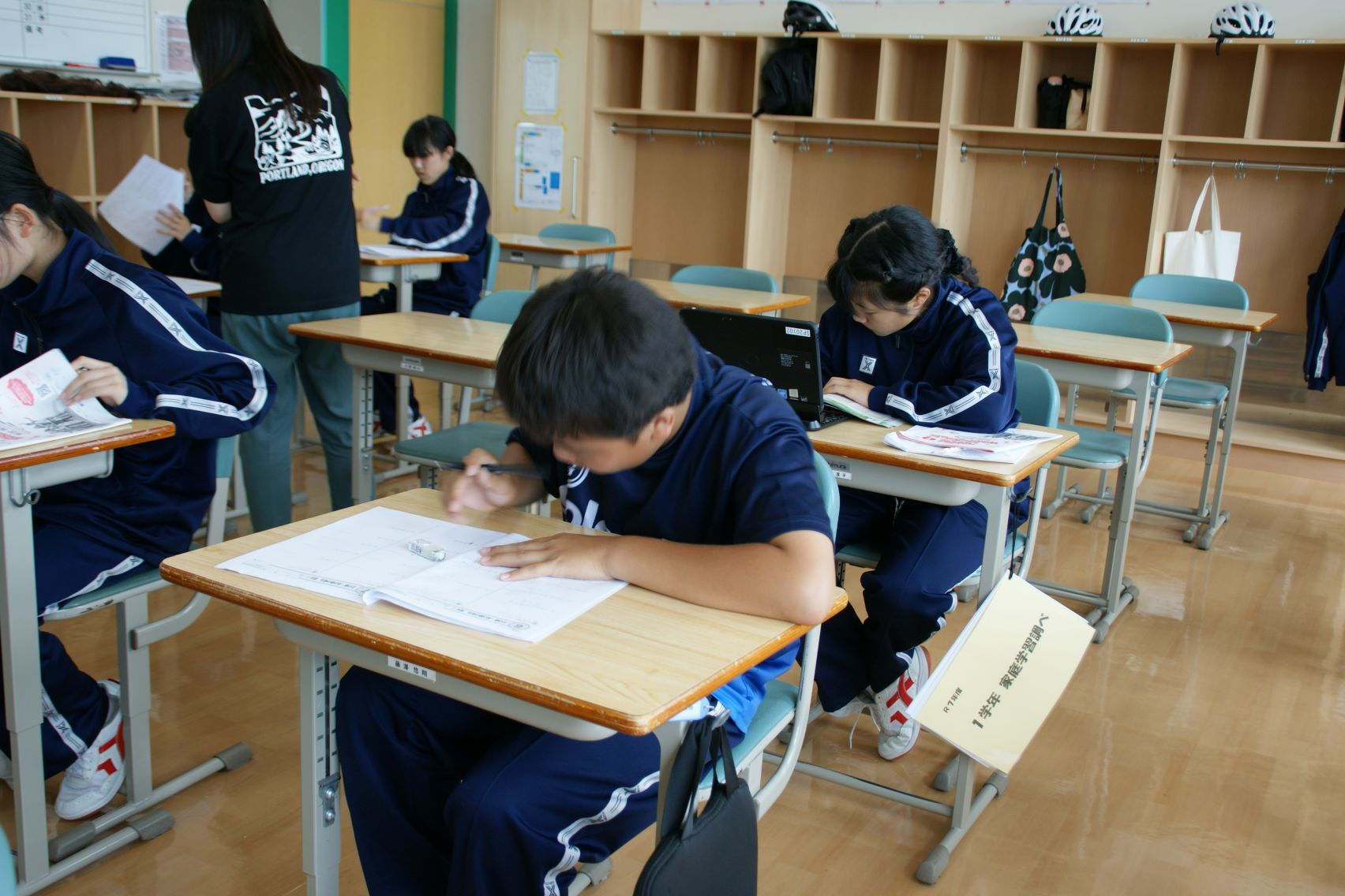 夏休みの課題に取り組む1年生.JPG