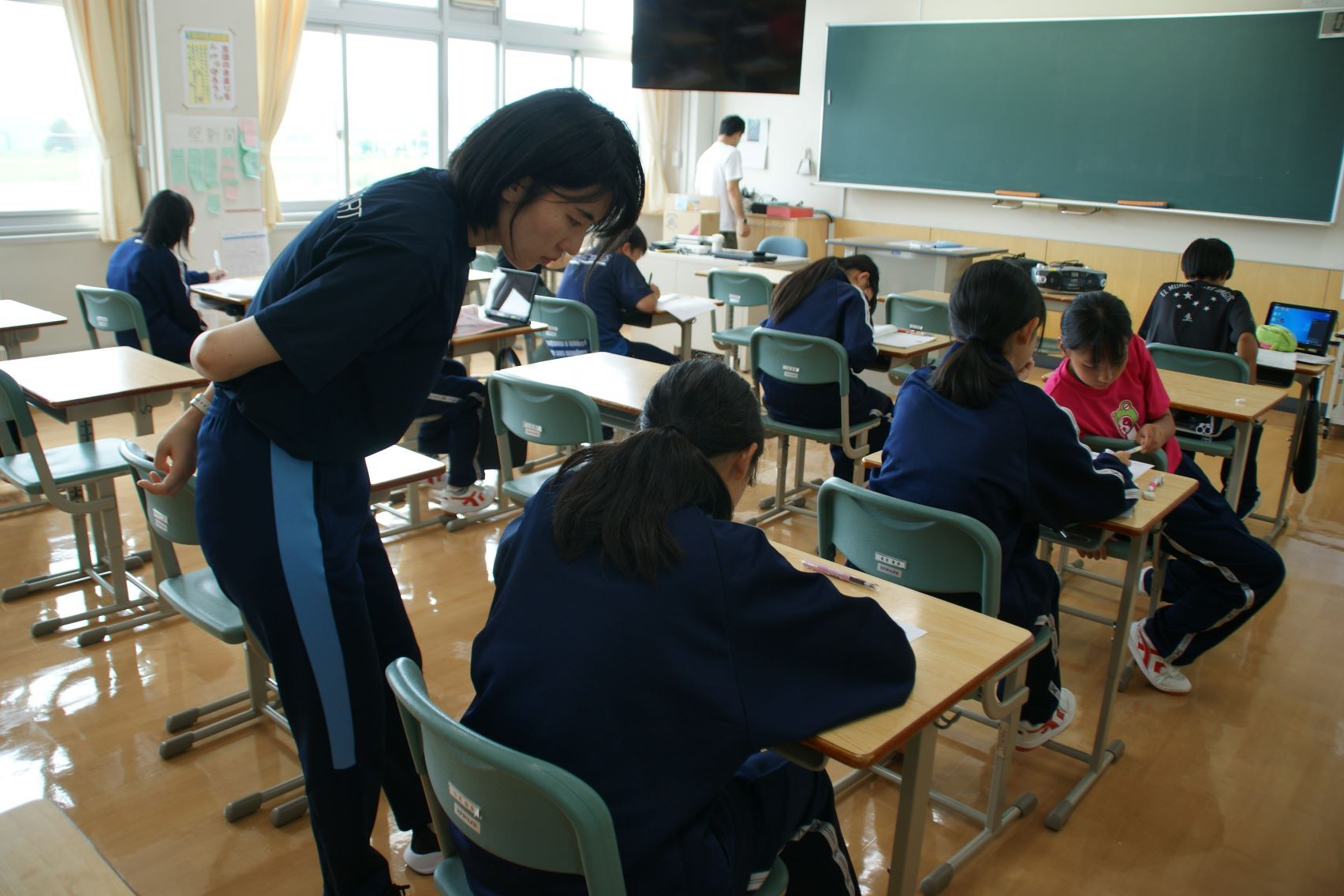 先生に教えてもらって勉強する1年生.JPG