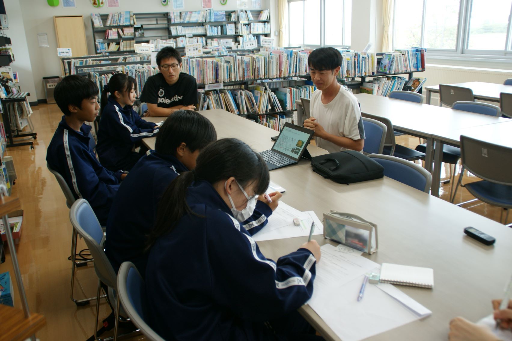中村さんに壁新聞の取材をする1・2年生.JPG