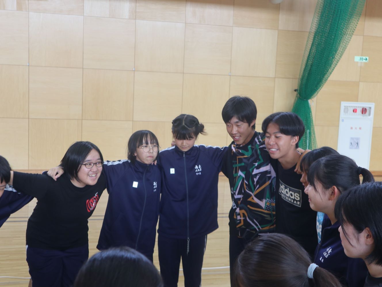 円陣を組んで気合いを入れているところ.JPG
