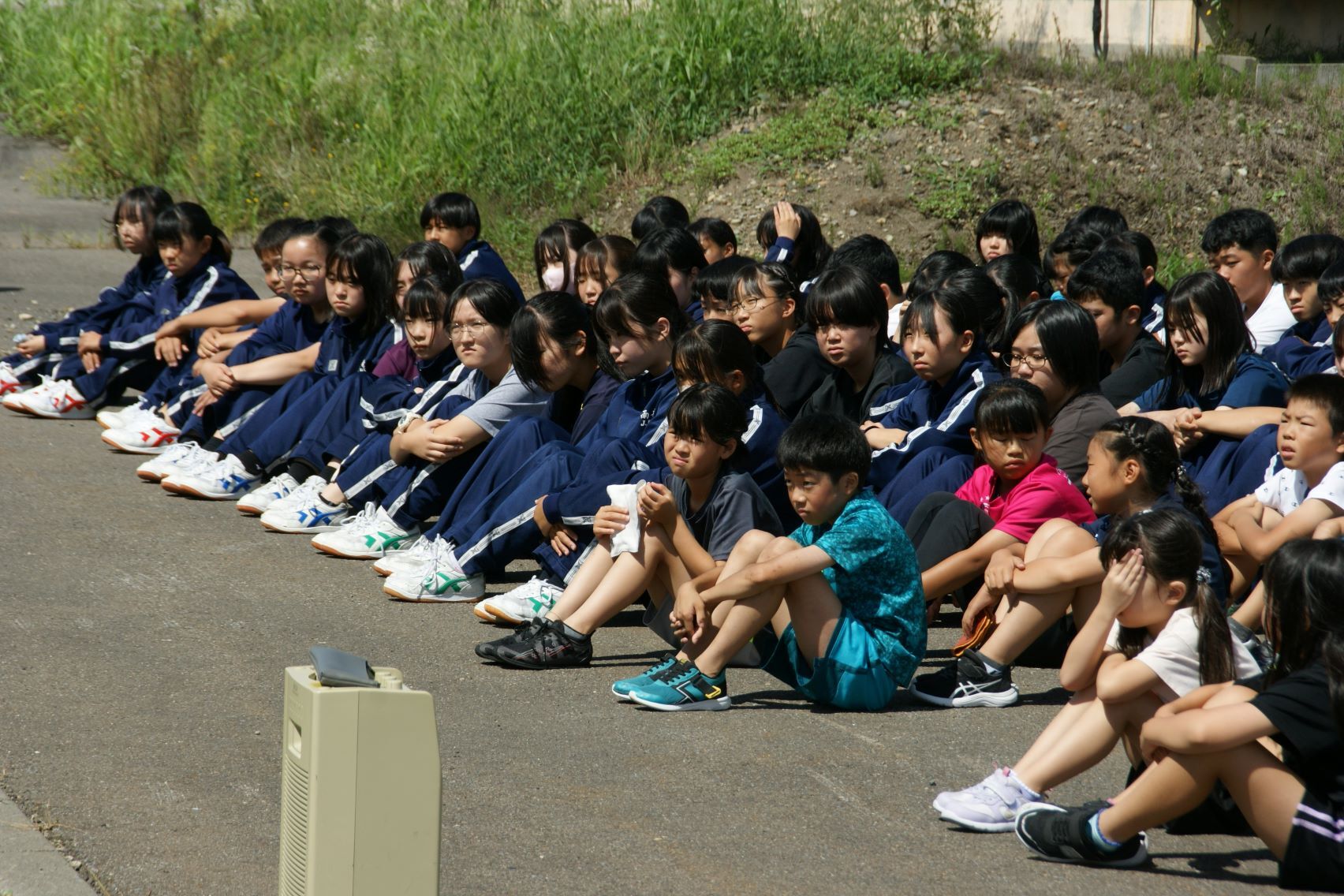 真剣に話を聞く中学生.JPG