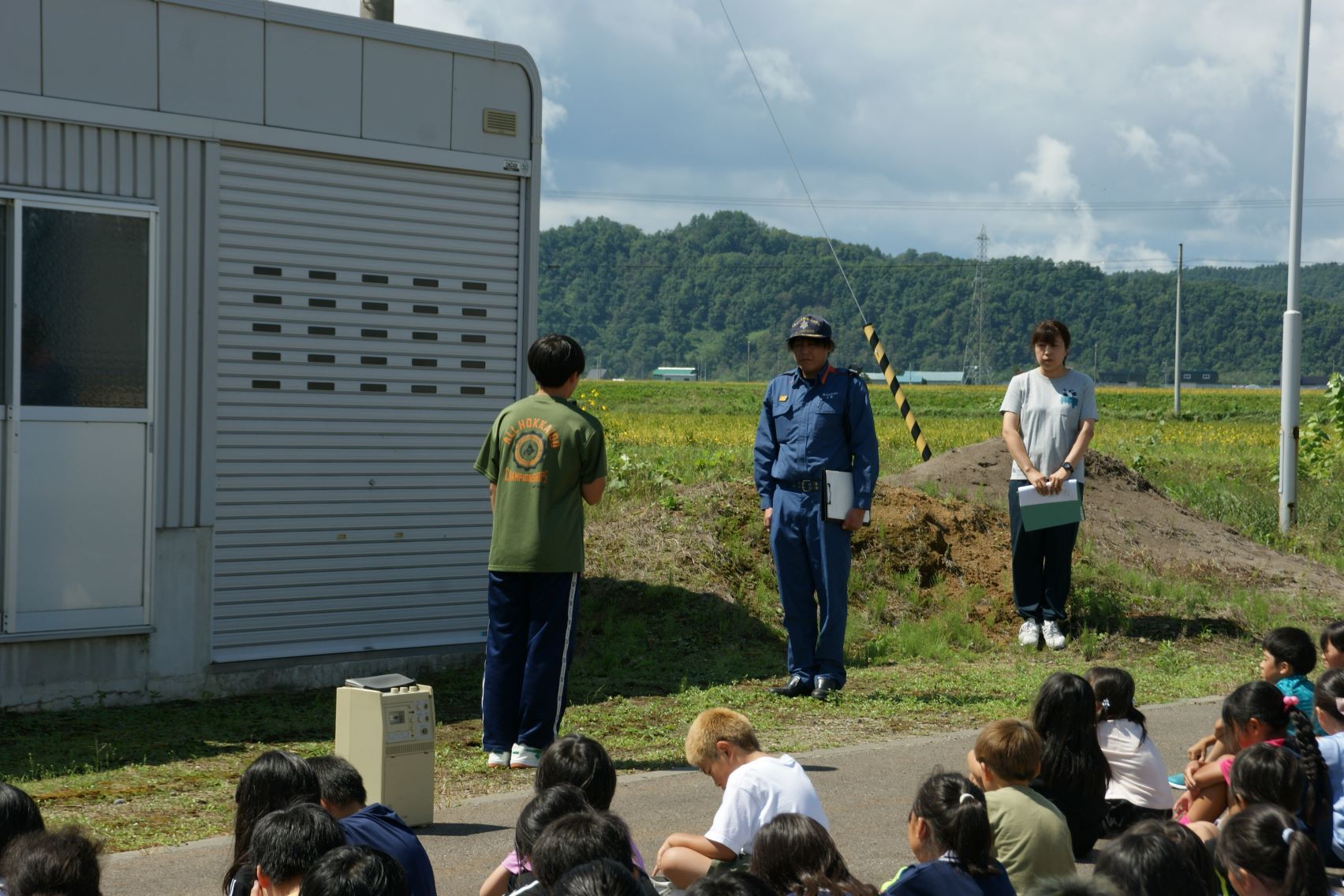 消防の方へお礼を述べる生活委員長.JPG