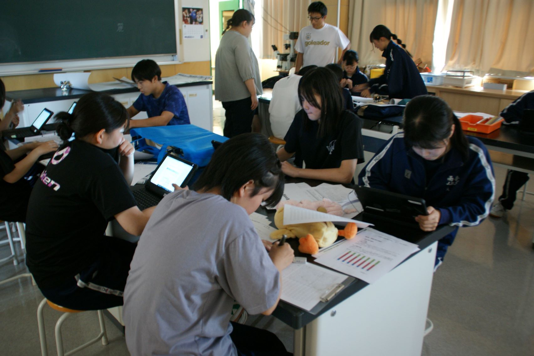 3年生壁新聞作成の様子.JPG
