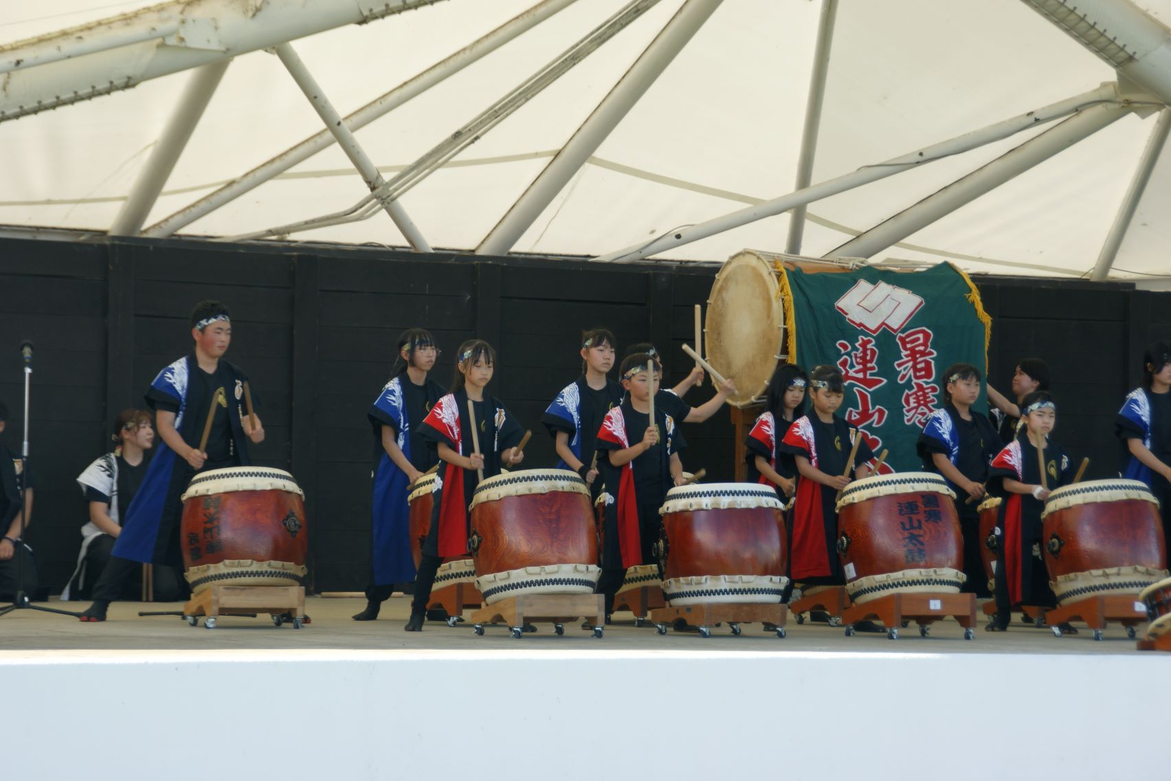 暑寒連山太鼓保存会のステージ.JPG