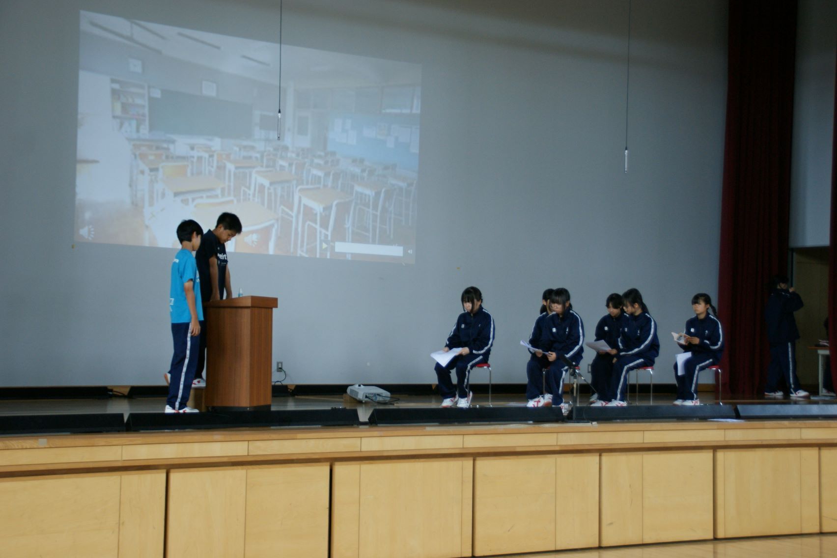 1年生ステージでの演劇練習.JPG