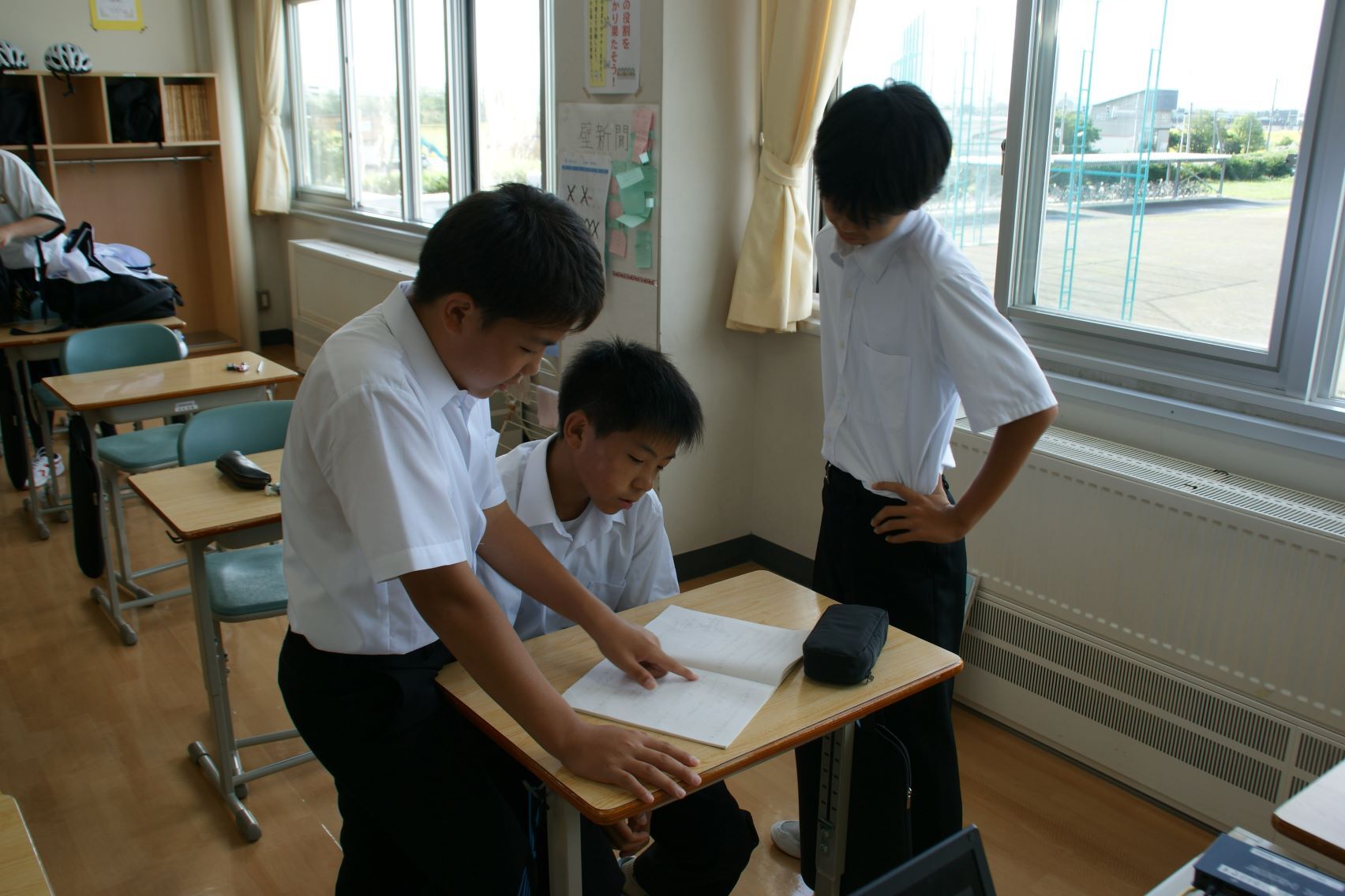 制服姿でテスト勉強している1年生.JPG