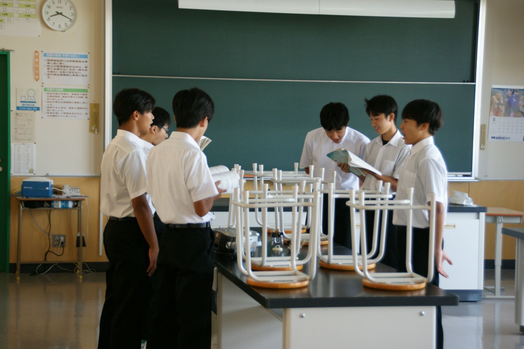 合唱のパート練習している3年生.JPG