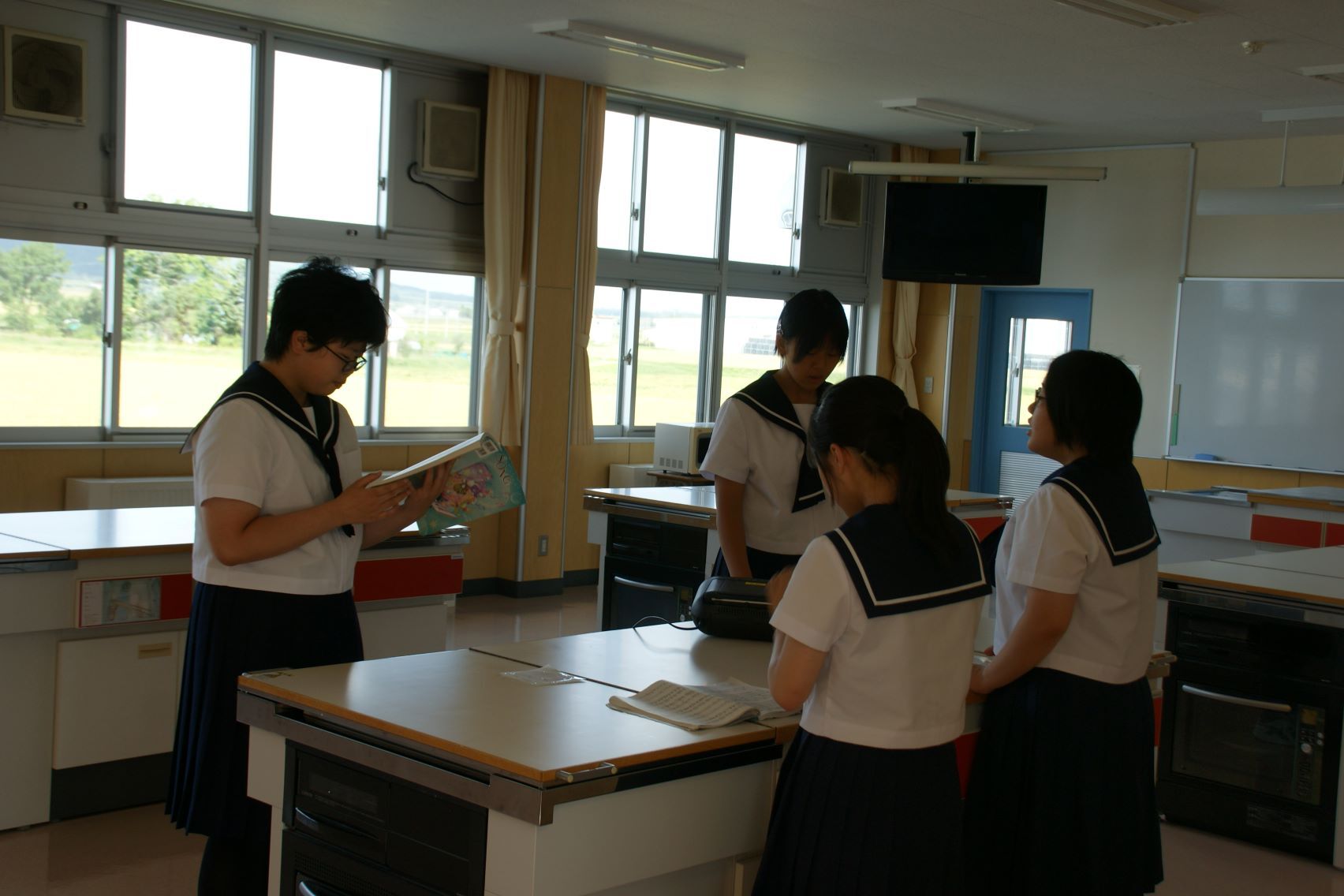 雨中ステージ準備と勉強を両立.JPG