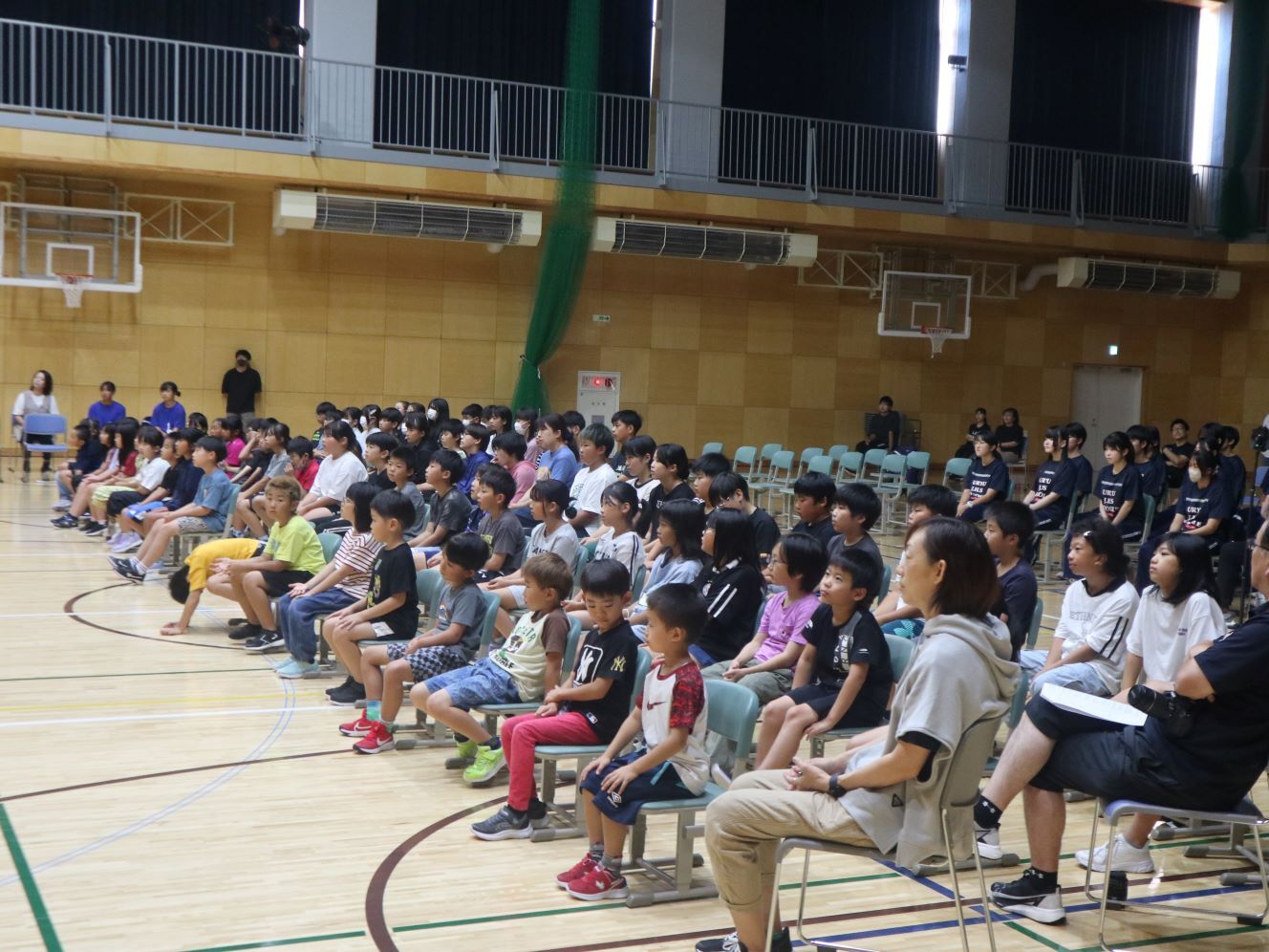 真剣に中学生の合唱を聴く小学生.JPG