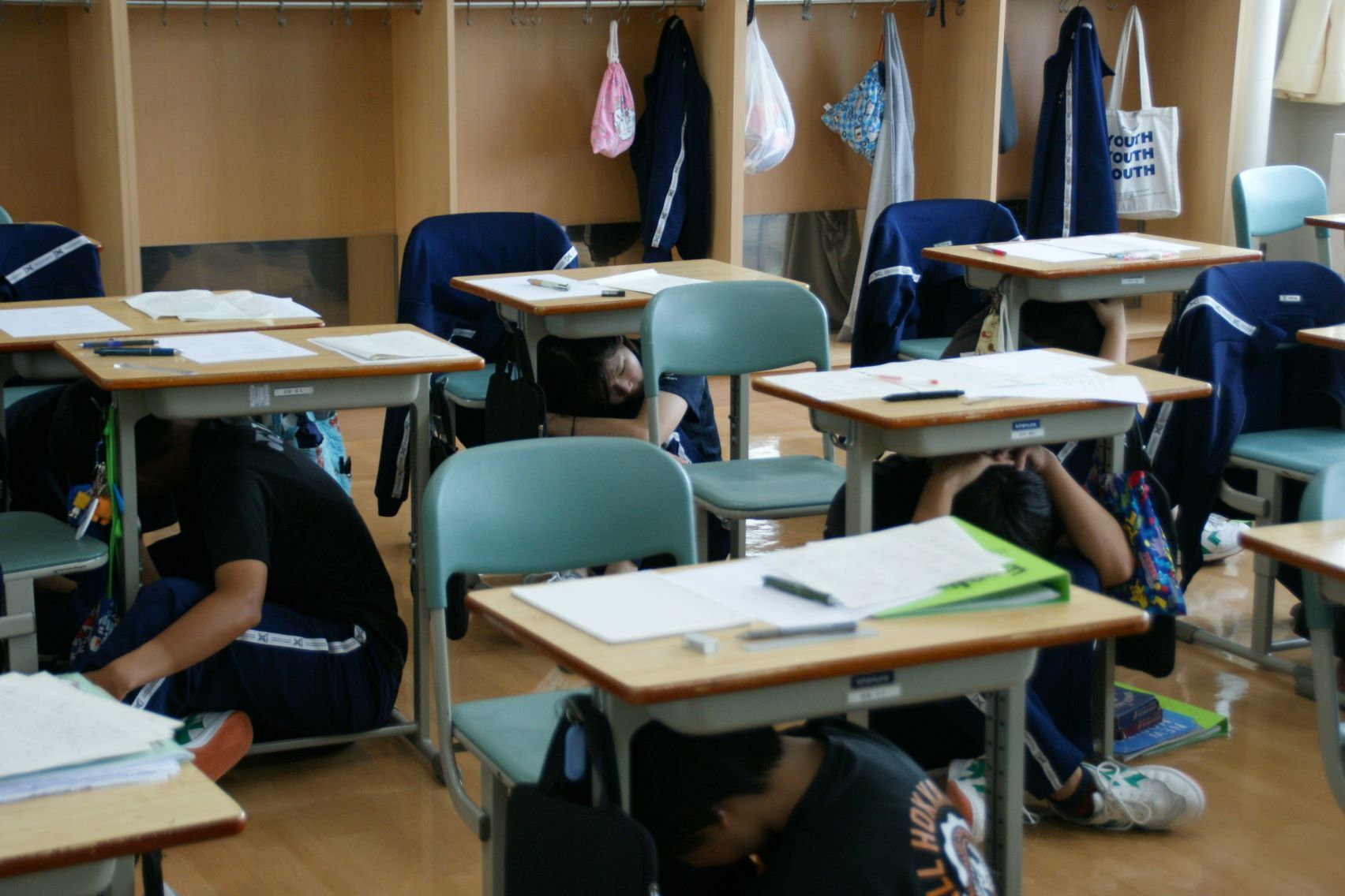 教室で机の下に隠れる3年生.JPG