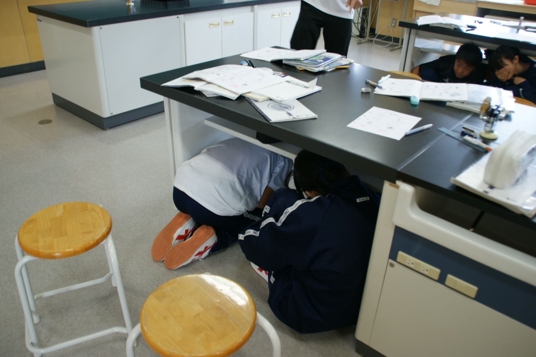 理科室の机の下に隠れる1年生.JPG