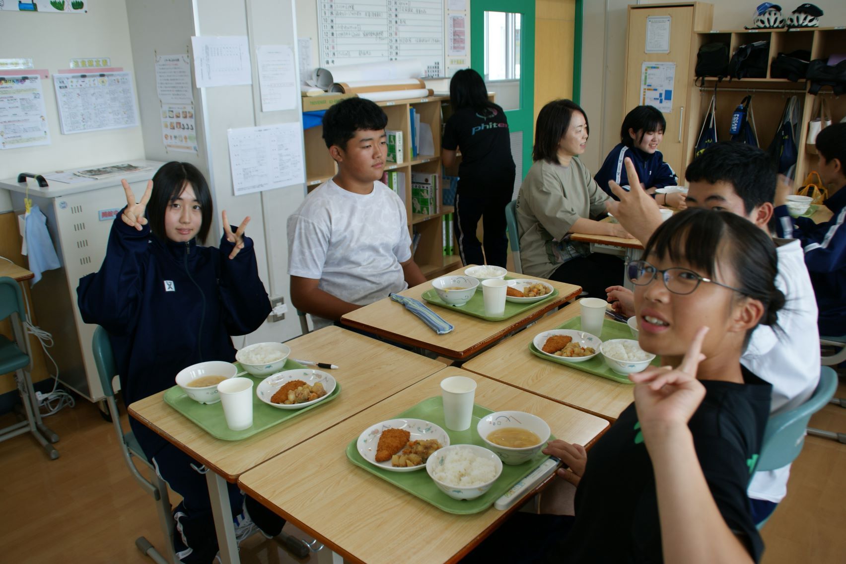 紙コップでの牛乳に喜ぶ2年生.JPG