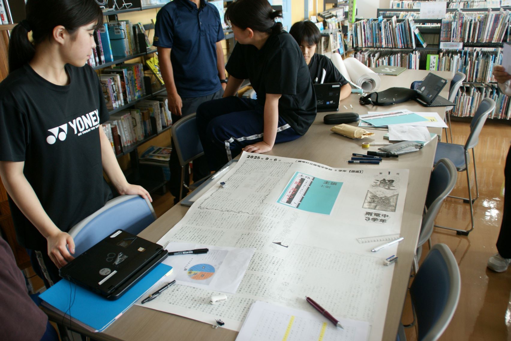 壁新聞の紙面が一気に埋まってきた3年生.JPG