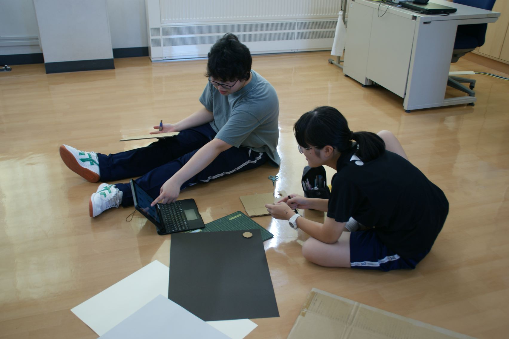 大急ぎで小道具作成.JPG
