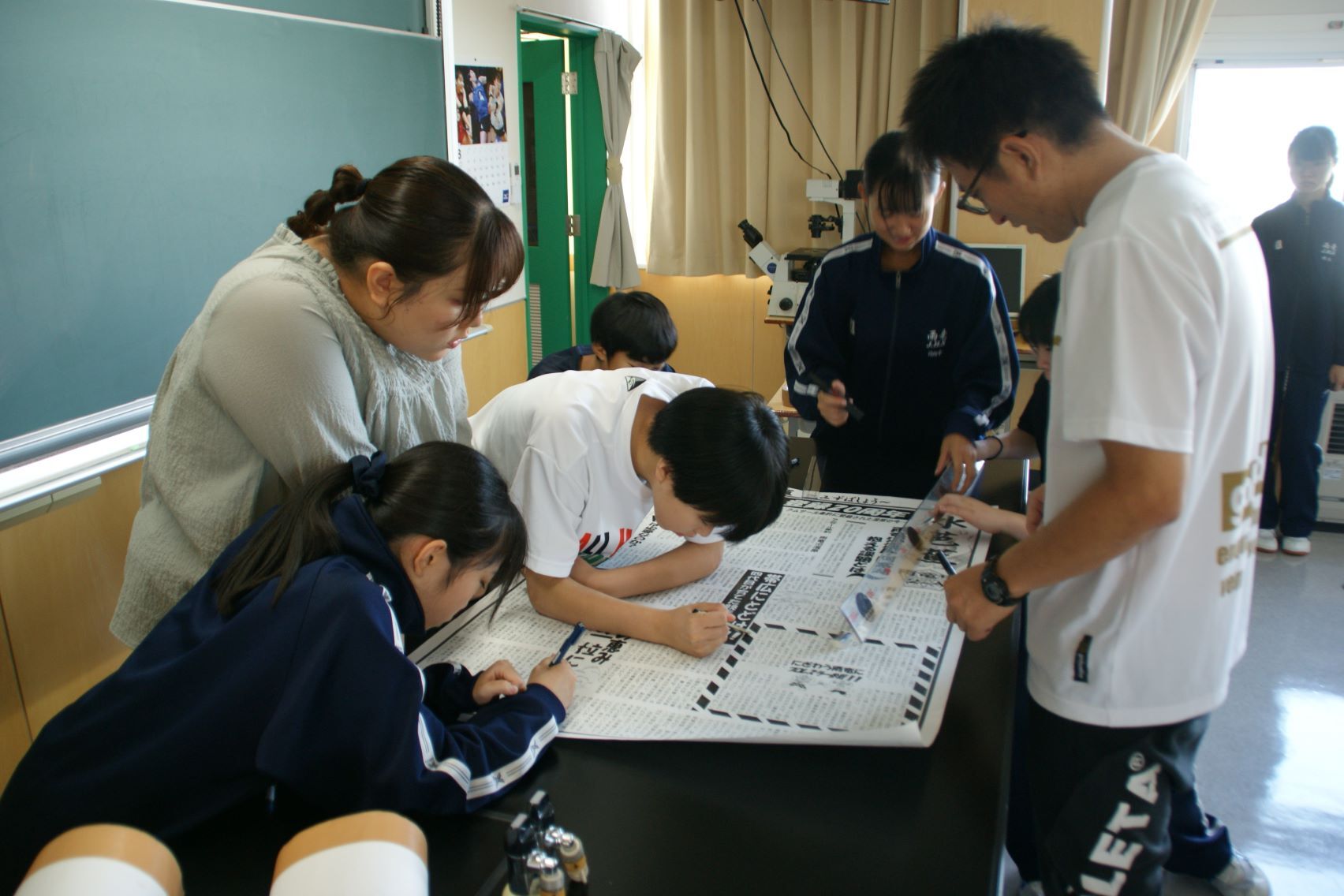 2年生壁新聞は完成間近.JPG