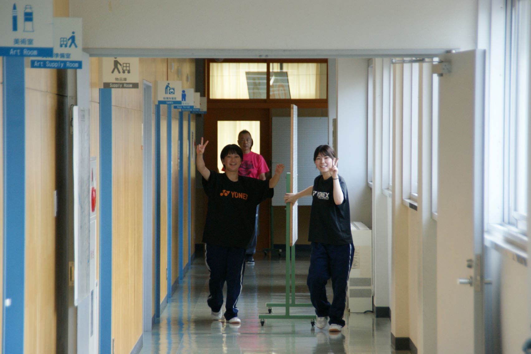 壁新聞の掲示パネルを運搬.JPG
