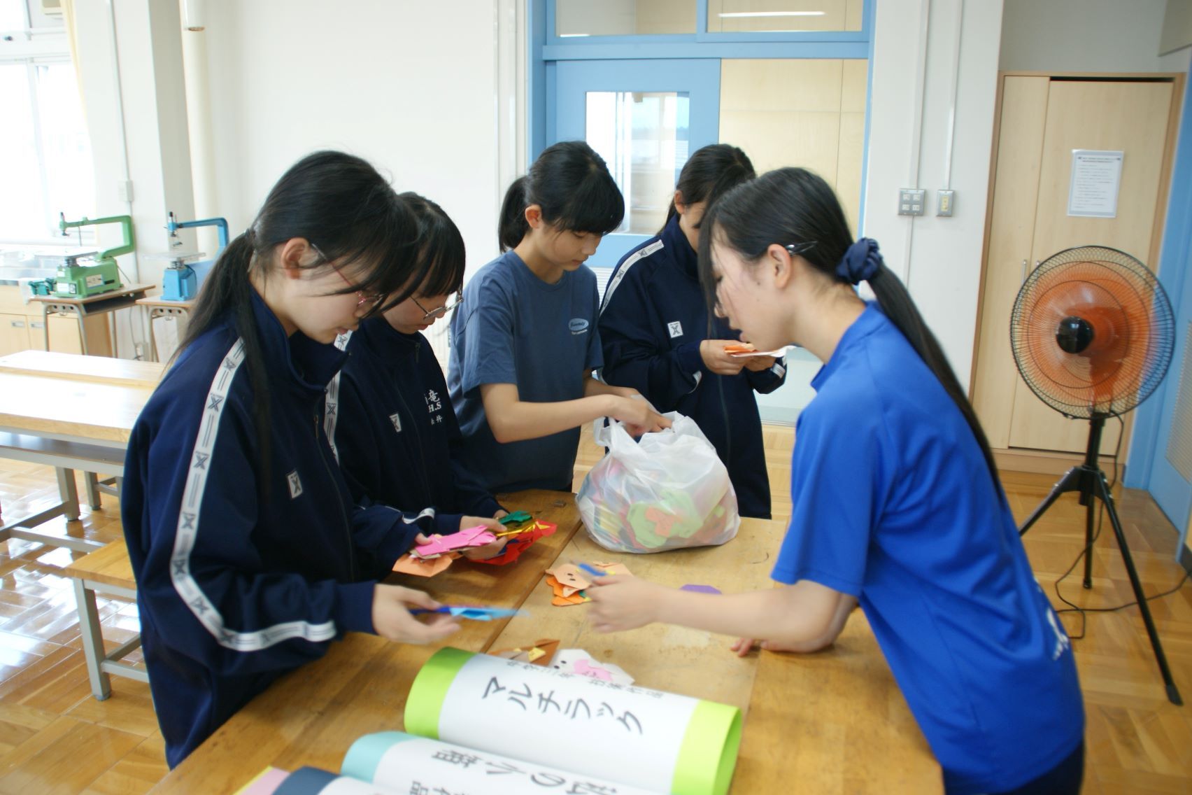 校内装飾の準備.JPG
