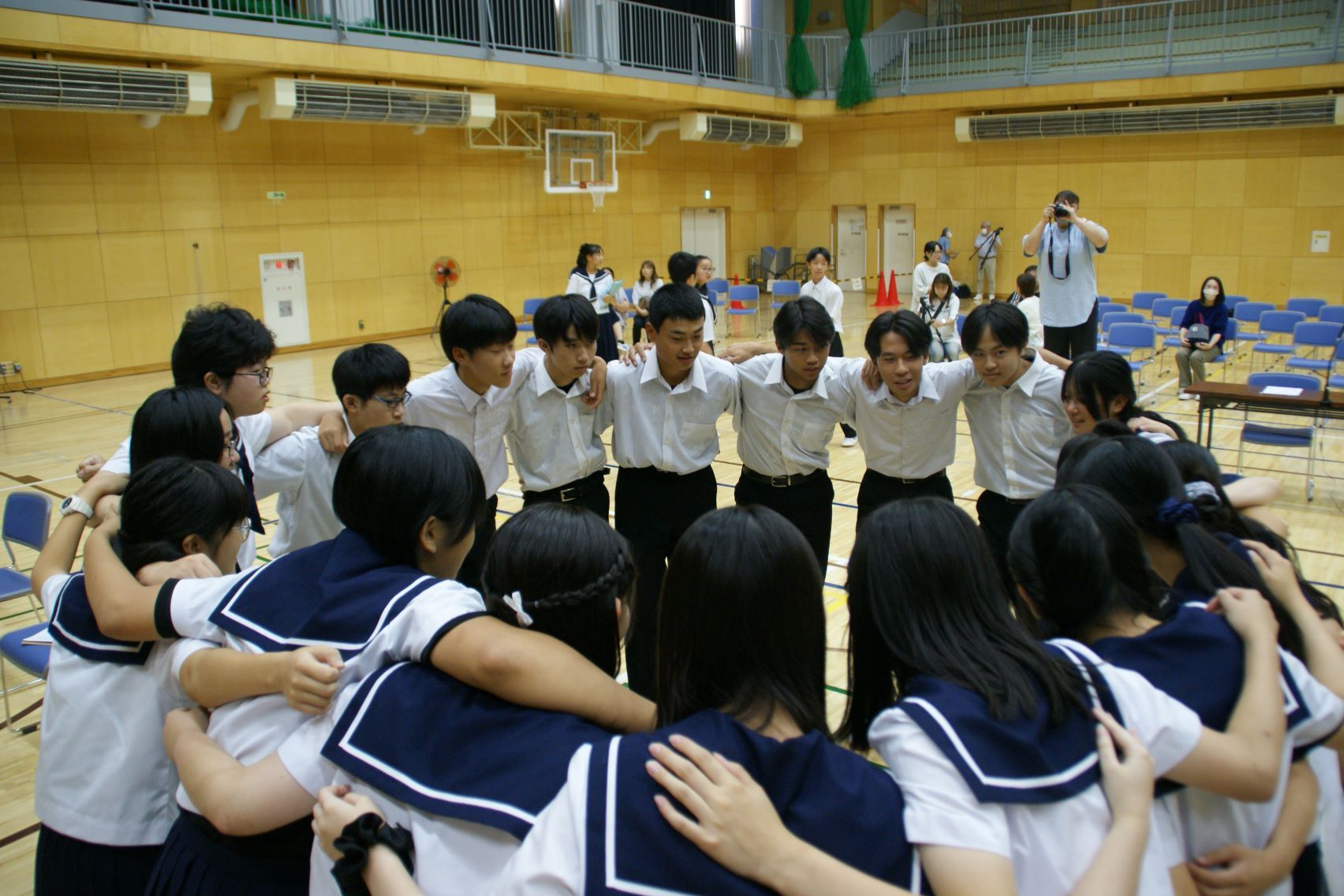 円陣を組んで気合いを入れる3年生.JPG