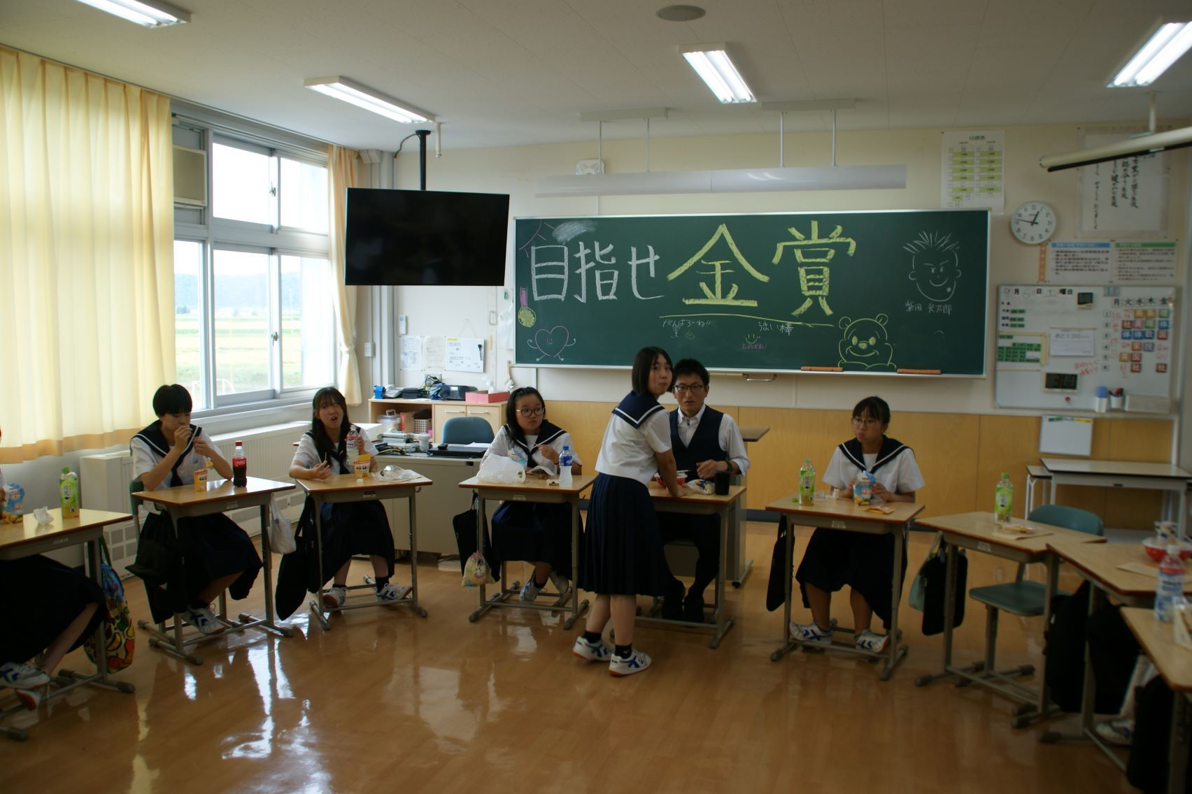 バザーを楽しむ2年生.JPG