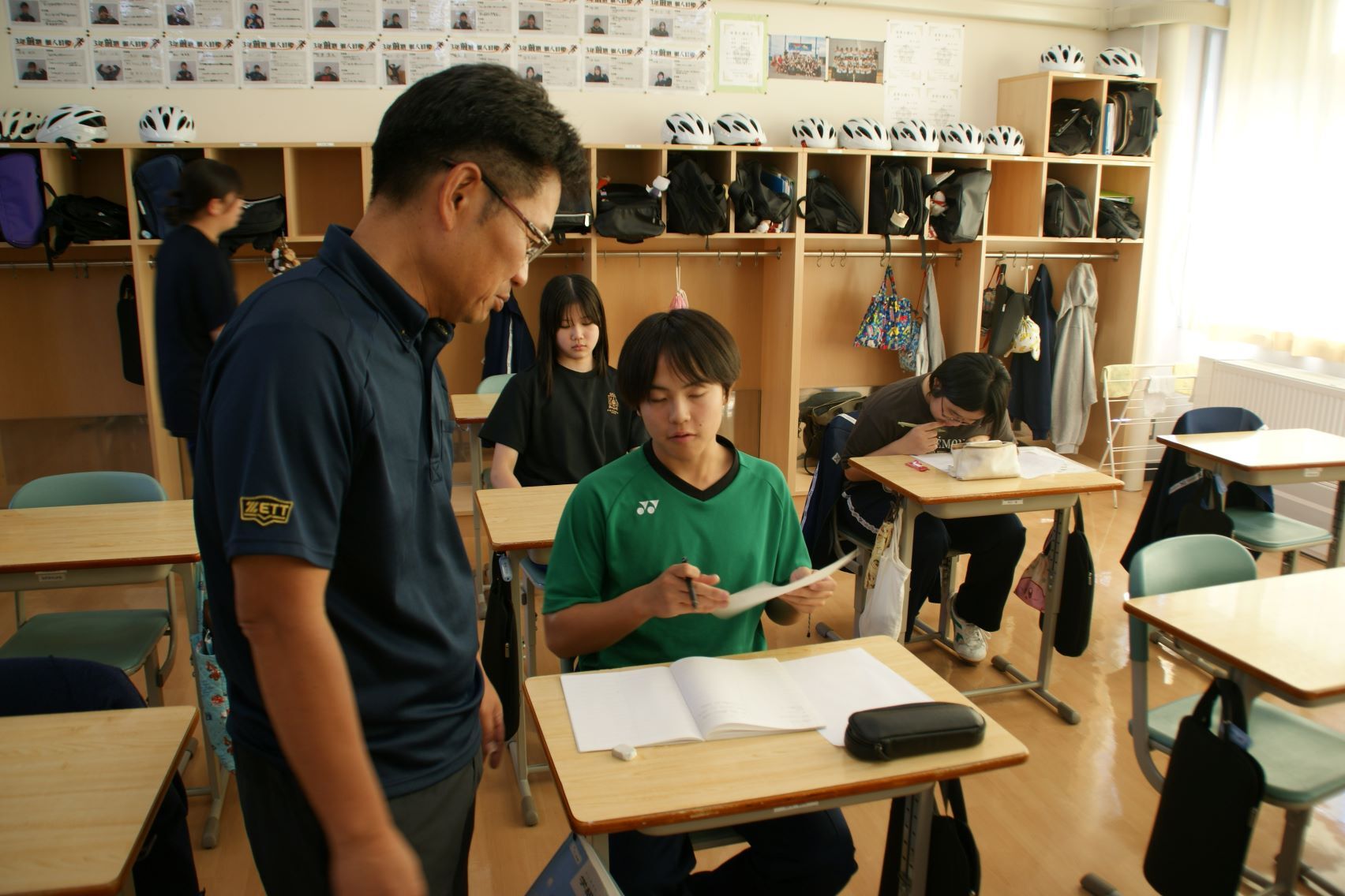 先生方もテスト勉強に協力.JPG