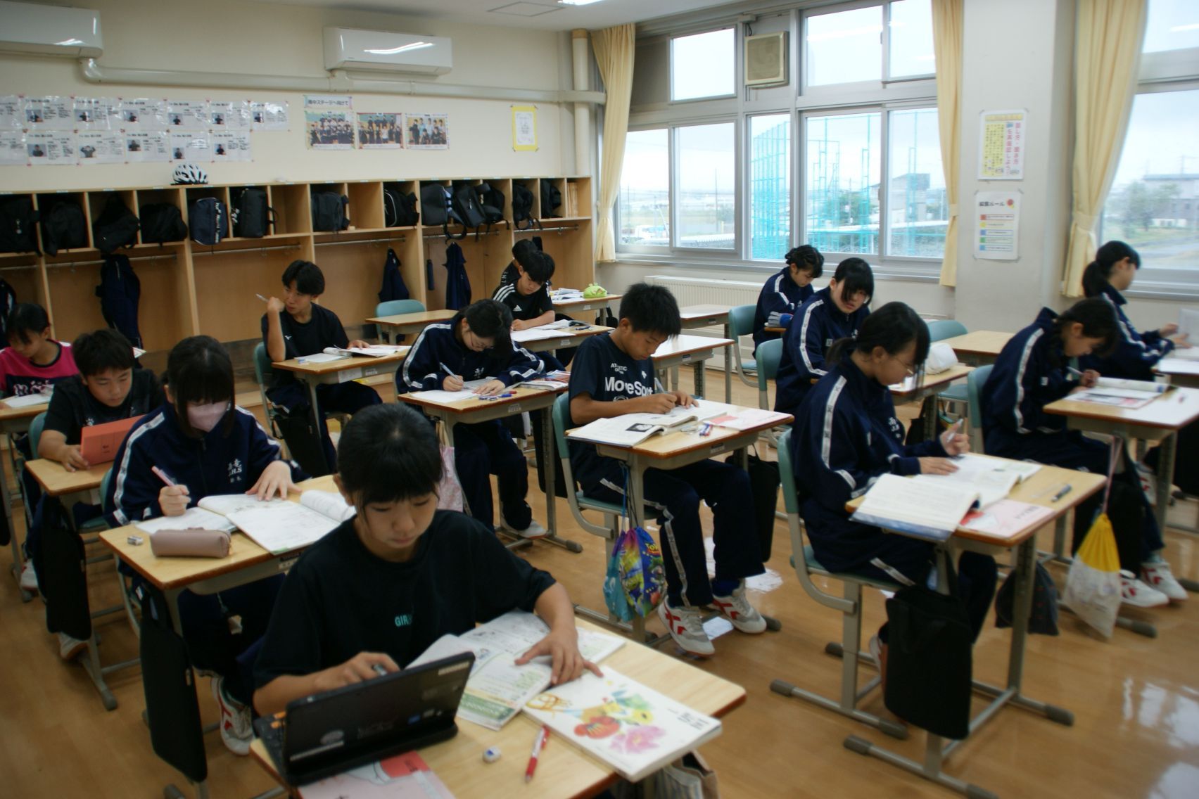 1年生朝学習の様子.JPG
