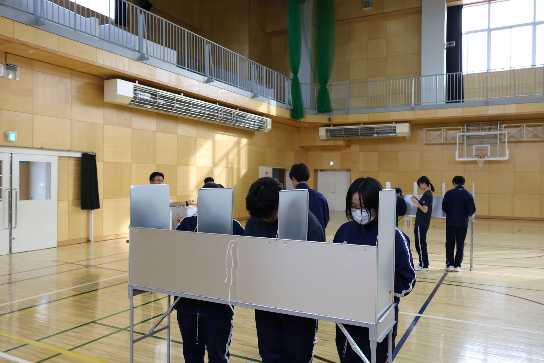 選挙管理委員会から記載台を借用.JPG
